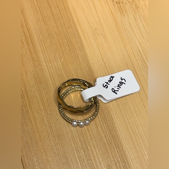 Midi Stacking Ring Bundle
Gold Tone with Pearls
Sz 6.5, 6, 5, 4.5
Brand New - Picture 1 of 2